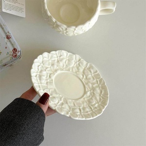Taza y Platillo <span class=keywords><strong>de</strong></span> Café <span class=keywords><strong>de</strong></span> Cerámica con Diseño Floral en Relieve, Estilo Francés Vintage, Apto para Microondas, Regalo para el Inauguración <span class=keywords><strong>de</strong></span> la Casa <span class=keywords><strong>de</strong></span> un Amigo - Product Image 5