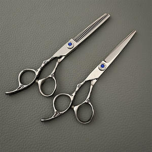 กรรไกรตัดผมสำหรับคนถนัดซ้ายแบบขายส่ง ขนาด 6 นิ้ว ด้ามจับลายดอกพลัม กรรไกรซอยผมสำหรับใช้ในงานเสริมสวย - Product Image 3
