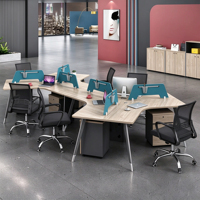 Postes de travail modernes et minimalistes en bois triangulaires personnalisables pour 6/8 personnes, bureau avec écran de séparation et ensemble de chaises d'ordinateur