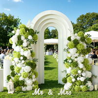 Witte en groene kunstmatige rozen en hortensia bloemstukken, perfect voor luxueuze bruiloftachtergronden en tafeldecoraties