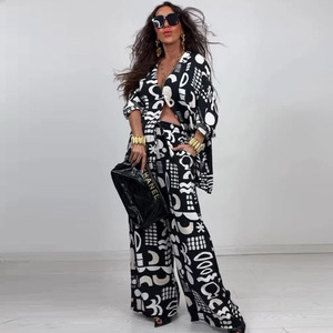 Costume imprimé noir et <span class=keywords><strong>blanc</strong></span> en gros, haut à manches courtes col en V, logo personnalisé, <span class=keywords><strong>pantalon</strong></span> droit ample, directement de l'usine - Product Image 1