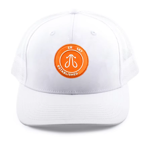 Gorra Trucker de Malla Blanca con Logotipo Bordado en Rojo en el Panel Frontal, Cierre Trasero Ajustable, Unisex, Estilo Casual, Tipo Béisbol - Product Image 2