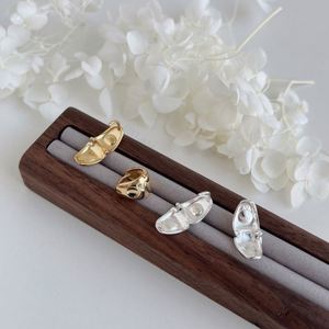 Pendientes de Plata de Ley 925 con Diseño Minimalista Dylam, Joyería Fina para Mujer, Forma de Corazón con Superficie Ancha Cóncava-Convexa Irregular - Product Image 4