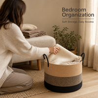 Panier de rangement en corde de coton avec design tressé noir et marron, poignées de transport pour l'organisation des couvertures dans le salon