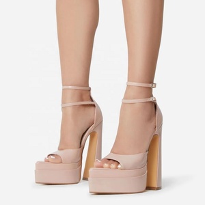 Sandales sexy à double boucle de cheville pour femme, à bout ouvert et pointu, avec plateforme extrême et talons carrés, en cuir verni - Product Image 2