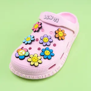 Venta al por mayor de dibujos animados clásicos adornos navideños mariposa personalizada 3D diseñador fresa Unisex zapato encantos para Crocs