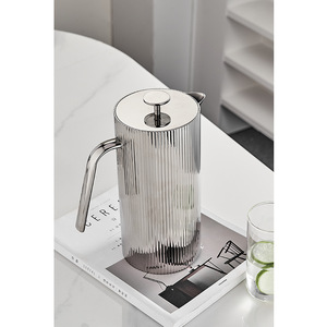 Caraffa Moderna in Acciaio Inossidabile Scanalato con Coperchio, Brocca Argento Lucido per Servizio Elegante di Tè Freddo e Bevande a Casa - Product Image 4