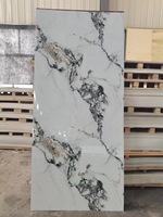 Panneau mural en PVC marbré finition mate pour l'intérieur des appartements avec garantie de plus de 5 ans et épaisseur de 2-3 mm