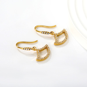 Pendientes de diamantes en forma de corazón, diseño de abanico hueco chapado en oro para mujer, uso diario - Product Image 2