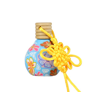 Venta al por mayor: Botella <span class=keywords><strong>de</strong></span> perfume colgante para coche <span class=keywords><strong>de</strong></span> 8ml con nudo chino, difusor <span class=keywords><strong>de</strong></span> aroma <span class=keywords><strong>de</strong></span> cerámica blanda con patrón floral colorido y tapa <span class=keywords><strong>de</strong></span> madera. - Product Image 5