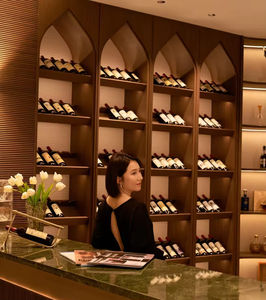 Armoire à vin en bois sur mesure avec éclairage LED, élégante pour bar à domicile, intérieurs de luxe - Product Image 4