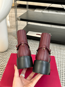 Botines de cuero color burdeos con correa con tachuelas doradas y suela gruesa para mujer - Product Image 6