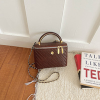 Sac à main tissé en PU avec fermeture éclair, quincaillerie camélia, sac à bandoulière pour femme, mini sac rétro à poignée supérieure, mode