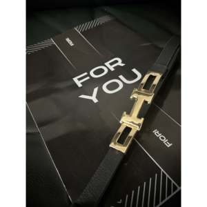 Ceinture en cuir véritable Fiori réglable avec boucle à lettres, design solide et durable pour femmes - Product Image 5