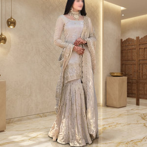 Robe de mariée moderne sur mesure, longue, grande taille, respirante, coupe trapèze, avec fleurs, pompons et couleurs contrastées - Product Image 2
