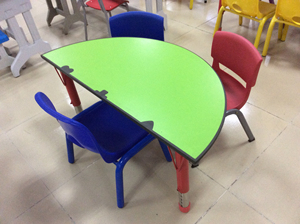 Table d'étude scolaire carrée moderne et colorée pour enfants, hauteur réglable, mobilier pour crèche et maternelle - Product Image 5