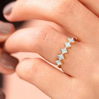 Kadınlar için Prenses Kesim CZ Beş Taşlı Yüzük, 6mm, Altın Kaplama Pirinç Minimalist Geometrik Bant, Altın