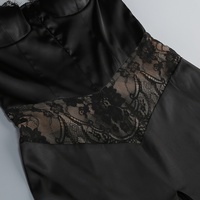 Robe longue noire sans manches à fines bretelles avec empiècements en dentelle, fente avant et découpes, coupe ajustée pour femme, idéale pour les soirées et les galas