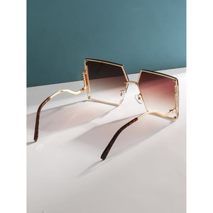 Gafas de sol elegantes con montura cuadrada y tachuelas - Product Image 1