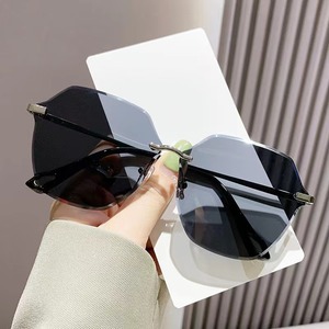 Nouvelle Tendance Mode : Lunettes de <span class=keywords><strong>Soleil</strong></span> <span class=keywords><strong>Femme</strong></span> Sans Monture, Protection UV400, Haut de Gamme, Personnalité, Amincissant le Visage, Or Blanc, Pour Soirée - Product Image 2