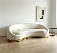 Canapé Chesterfield moderne de luxe léger à deux places, courbé, en velours blanc, avec base en acier inoxydable doré, pour salon, villa, hôtel