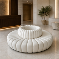 Ensemble de canapés sectionnels de luxe à capitonnage en cannelures courbes, rembourrés crème, pour salon d'appartement, mobilier moderne pour hôtel et salon de mariage