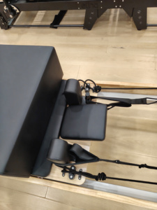 Высококачественный, прочный, регулируемый, экологичный многофункциональный пилатес-реформер Lenton из дуба с большой кроватью для здоровья - Product Image 3