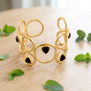 Brazalete de Lujo con Ónix Negro en Forma de Trillón, Joyería de Latón Sólido con Baño de Oro de 18k, Diseño Hueco Ajustable - Product Image 5