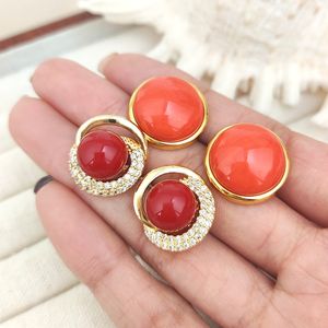 Lunette ronde en pierre au design étonnant Boucle d'oreille en pierre précieuse de corail orange naturel plaqué or 18 carats Fabricant de bijoux fins pour femmes - Product Image 1