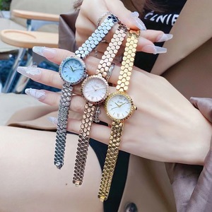 Relojes con Logotipo Personalizado con Esfera de Nácar y Brazalete de Eslabones Hexagonales para Mujer, Proveedor Mayorista, Fabricante OEM - Product Image 4