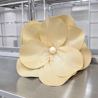Sculpture géante en papier de tête de fleur de magnolia crème, fleur artificielle pour décoration d'événements de mariage, présentation florale commerciale