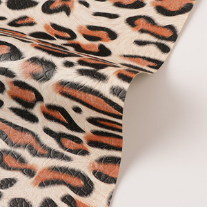 <span class=keywords><strong>Marimekko</strong></span> ขายส่ง265-295GSM 55นิ้ว0.6มม. เสือดาวพิมพ์หนังเทียมด้วยผ้าเรยอนทอผ้าแผ่นหนังสำหรับงานหัตถกรรม - Product Image 3