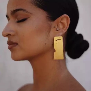 Orecchini a Forma di Bacio Personalizzati, Grandi Orecchini a Perno Dorati, Gioielli Geometrici da Donna, Accessorio per San Valentino - Product Image 3