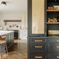 Meubles de cuisine haut de gamme Senger en bois massif blanc style Shaker, assemblés avec îlot en marbre pour villa