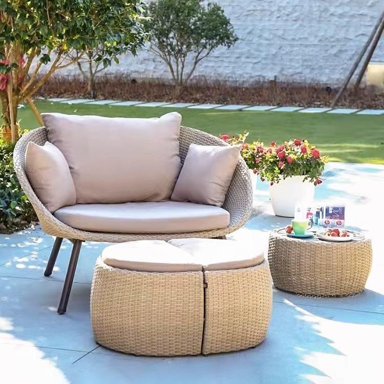 Chaise avec table basse en verre et repose-pieds (Type B)