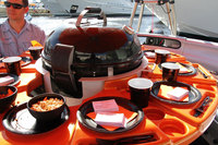 Bateau barbecue beignet électrique de luxe personnalisé avec table et sièges pour une fête en famille
