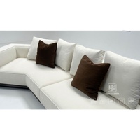 Sofa Tiga Dudukan Berbentuk Horizon Minimalis Italia dengan Kain Pelapis, Meja Samping Kayu Solid untuk Sudut Ruangan Besar