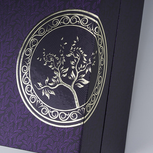 Caja Magnética Rígida Morada de Lujo con Logotipo Personalizado en Lámina Dorada e Inserto de Cartulina Blanca Impresa para Empaque de Botellas de Vino o Vidrio - Product Image 5