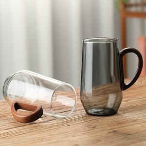 Gobelet à eau soufflé à la main grande capacité pour le bureau, en verre borosilicate transparent gris fumé, tasse à thé vert avec poignée en bois - Product Image 1