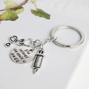 Porte-clés Infirmière Médecin « Elle Croyait <span class=keywords><strong>Qu</strong></span>'elle Peut, <span class=keywords><strong>Donc</strong></span> Elle L'a <span class=keywords><strong>Fait</strong></span> » – Bijou Inspirant avec Injecteur et Stéthoscope – Cadeau Idéal - Product Image 6