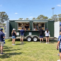 Remorque alimentaire clé en main entièrement équipée avec friteuse commerciale, double évier et réfrigérateur pour un service de livraison rapide de burgers