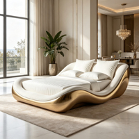 Lit courbé de luxe français en fibre de verre électroplaquée, revêtement en tissu doux, design sculptural, pour décoration de chambre de villa