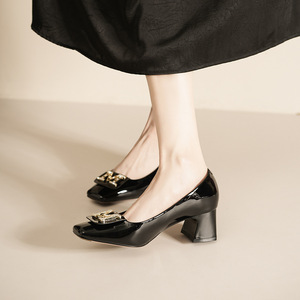 Zapatillas de Tacón Grueso con Punta Cuadrada y Logotipo Metálico en Relieve, Estilo Slip-On para Mujer, para Oficina - Product Image 3