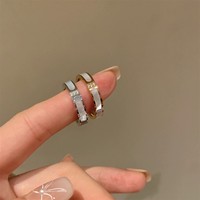Bague en acier titane hypoallergénique anti-ternissement à longue tenue de couleur avec 3 zircons et coquille blanche, élégant bijou de doigt pour couple