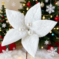 Nordischer Stil Weiße Weihnachtsblumen Beschneite Kiefernzweige für Skandinavische Dekoration