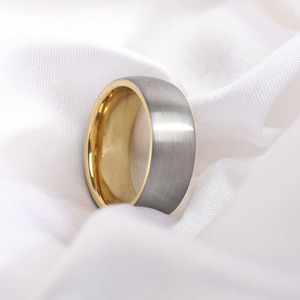 Anillo de Acero de Tungsteno de Dos Tonos de 8 mm, Acabado Esmerilado en Oro Negro, Anillo de Boda para Hombre, Diseño Geométrico Minimalista - Product Image 4