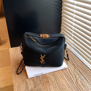 <span class=keywords><strong>Sac</strong></span> seau bandoulière pour <span class=keywords><strong>femme</strong></span> en nylon mat avec fermeture éclair en PU à motif diamant, design élégant et polyvalent - Product Image 1