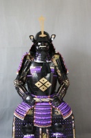 Ensemble complet d'armure de samouraï japonais pour spectacle, noir et violet avec casque à crête diamantée dorée, décoration d'intérieur pour adulte