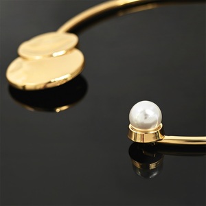 Anillo de cuello con brazalete de metal dorado, hebilla con perla y conector decorativo de doble disco - Product Image 6