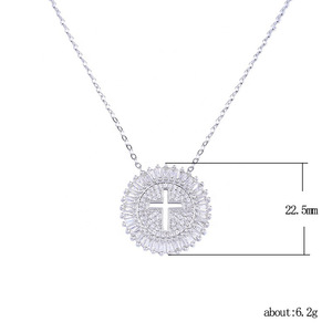 Collana da donna con ciondolo rotondo intagliato, catena scintillante con intarsi, elegante gioiello di moda per tutti i giorni - Product Image 5